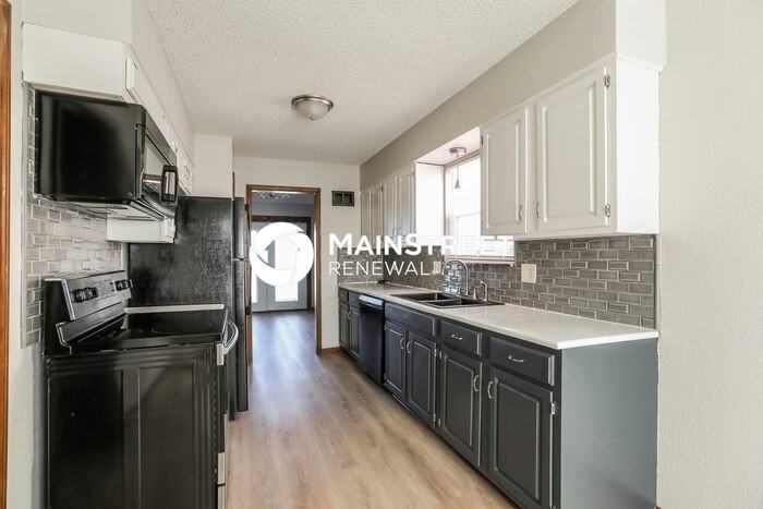 2817 Nw 5th St - Photo 6 of 18