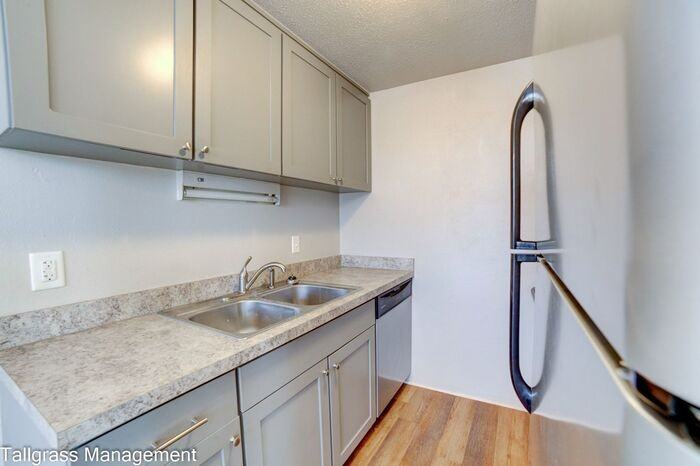 2528 E 6th St #02 - Photo 2 of 17