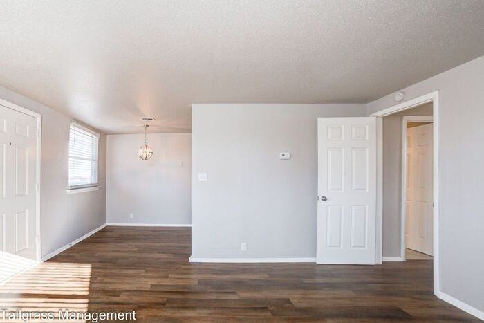 2528 E 6th St #02 - Photo 3 of 17