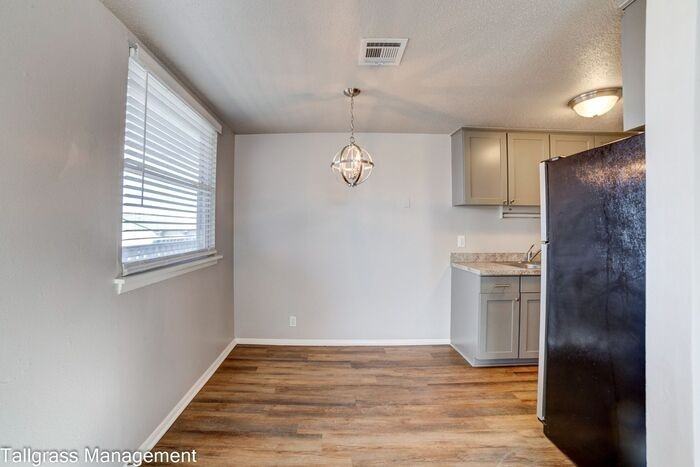 2528 E 6th St #02 - Photo 5 of 17
