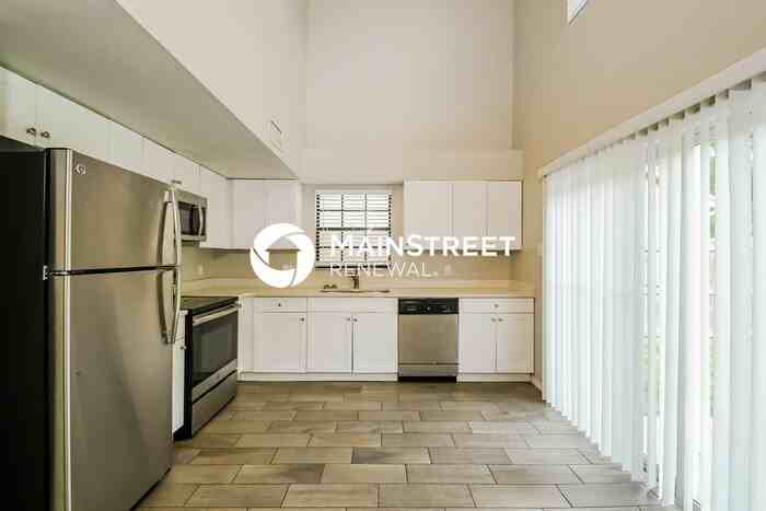 604 Breezeway Ct - Photo 4 of 12