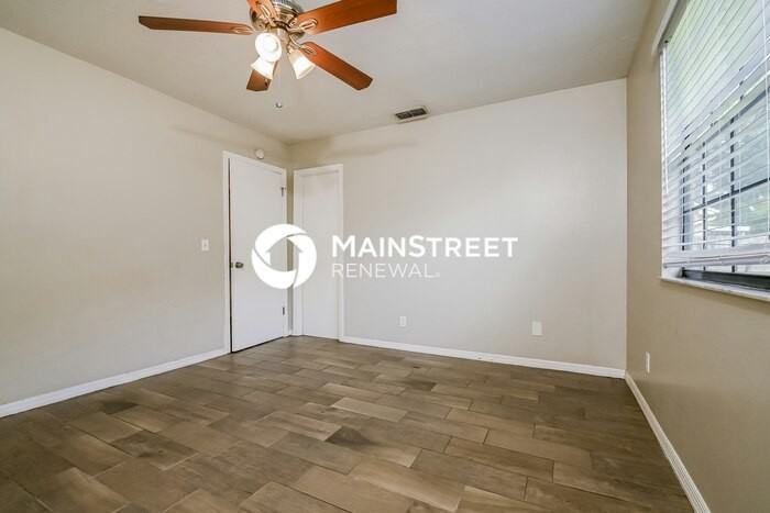 604 Breezeway Ct - Photo 6 of 12