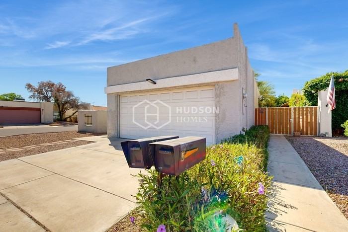 5135 W Mission Ln - Photo 2 of 28