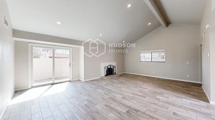 5135 W Mission Ln - Photo 4 of 28