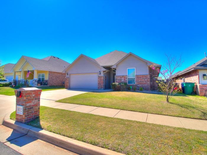 8312 Nw 140th St - Photo 5 of 46