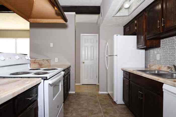 232 Pinewood Dr - Photo 3 of 9