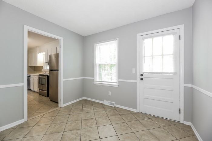 107 Windsor St - Photo 3 of 10