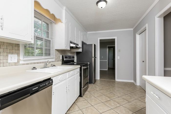 107 Windsor St - Photo 4 of 10