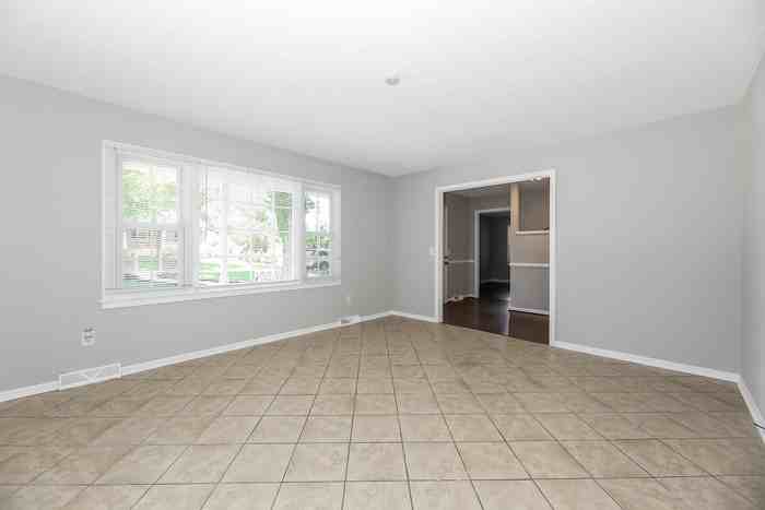 107 Windsor St - Photo 5 of 10