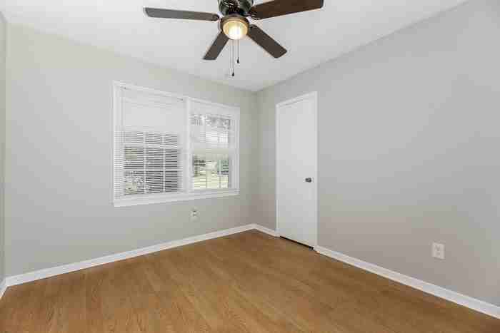107 Windsor St - Photo 6 of 10