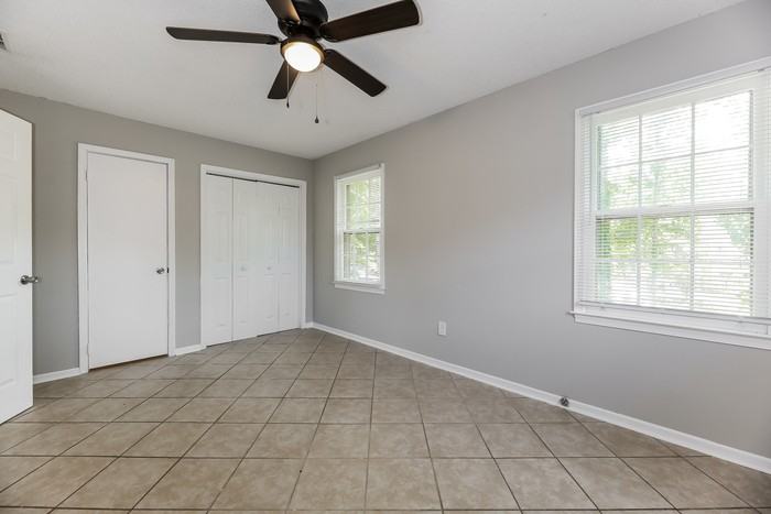 107 Windsor St - Photo 7 of 10