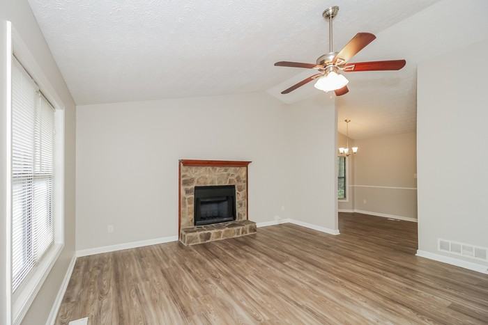 7660 Mountain Creek Way - Photo 4 of 17