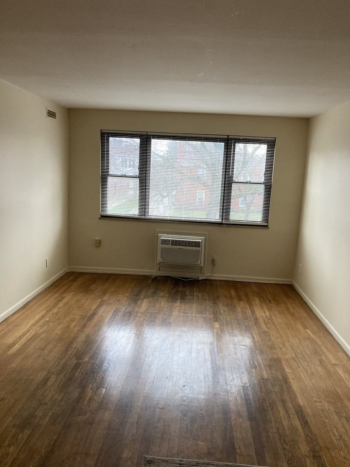 17939 Lake Shore Blvd #204 - Photo 3 of 5