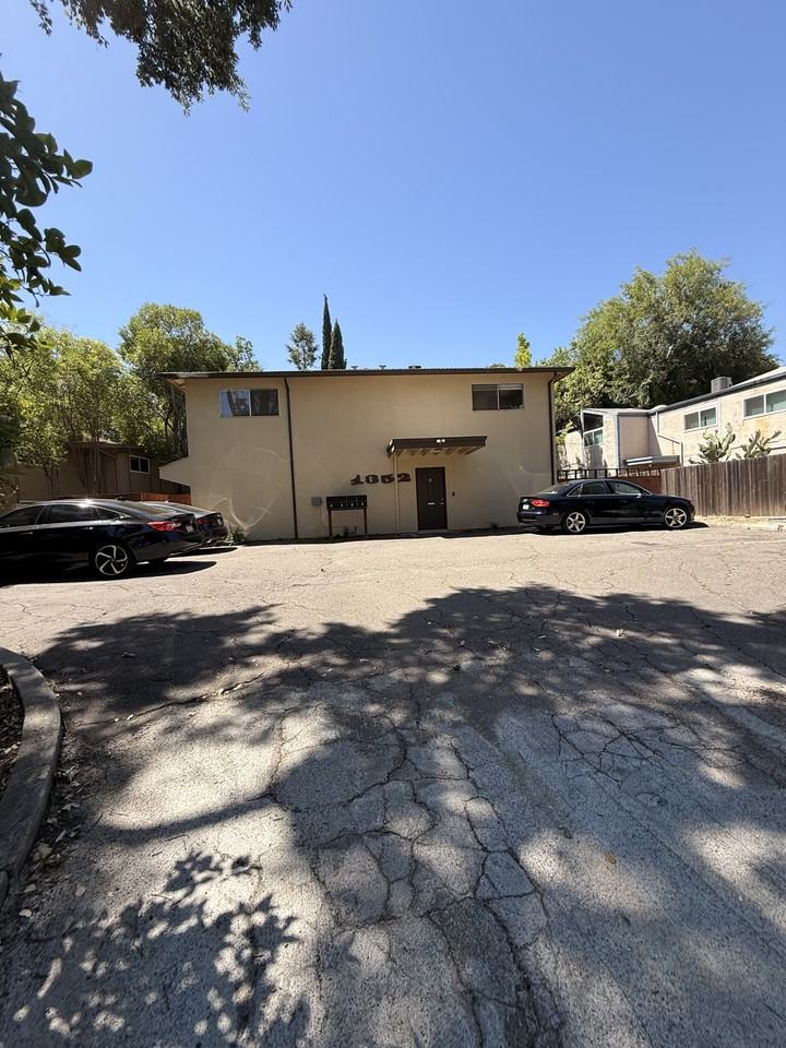 1352 Drake Dr - Photo 4 of 16