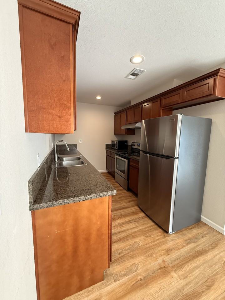 1352 Drake Dr - Photo 5 of 16