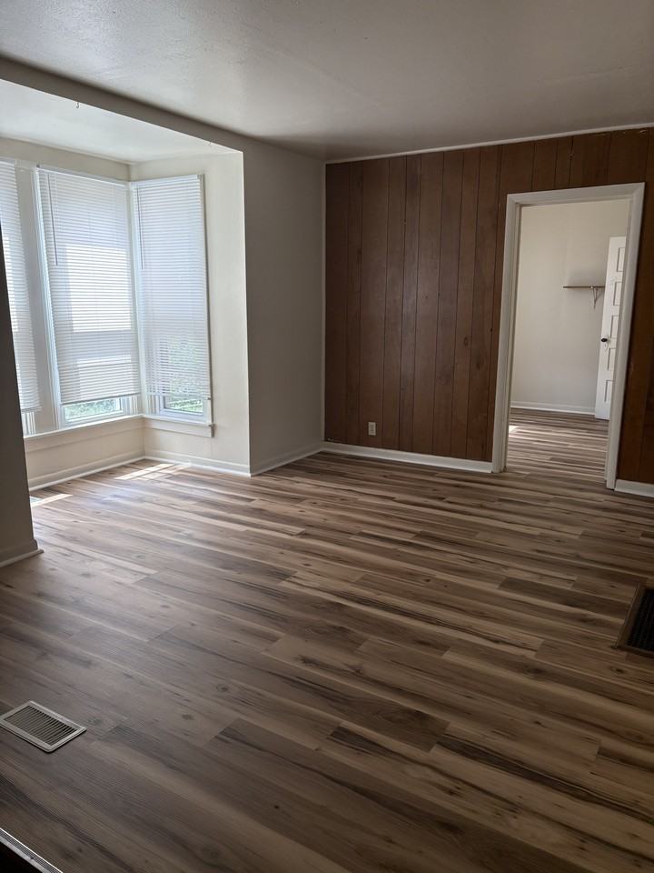 900 E 19th St #1 - Photo 3 of 10