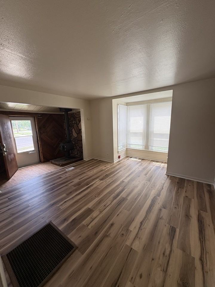 900 E 19th St #1 - Photo 4 of 10