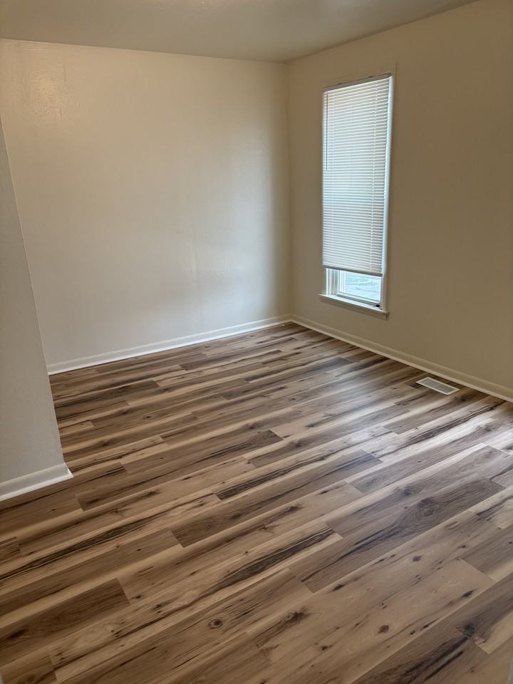 900 E 19th St #1 - Photo 5 of 10