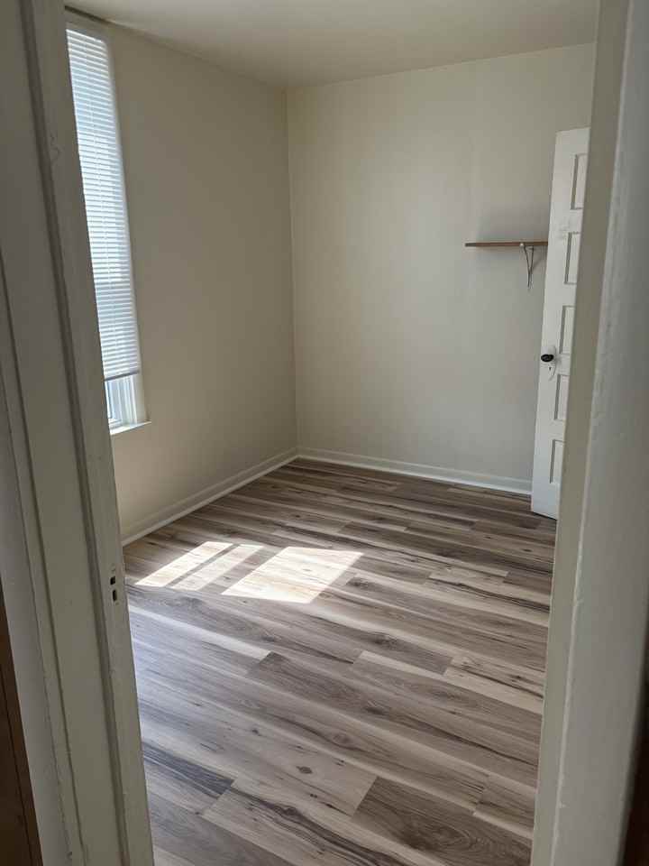 900 E 19th St #1 - Photo 6 of 10