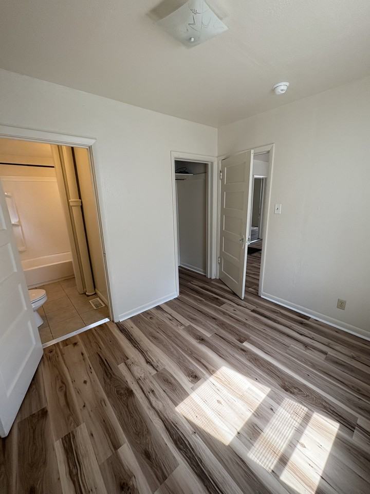 900 E 19th St #1 - Photo 7 of 10
