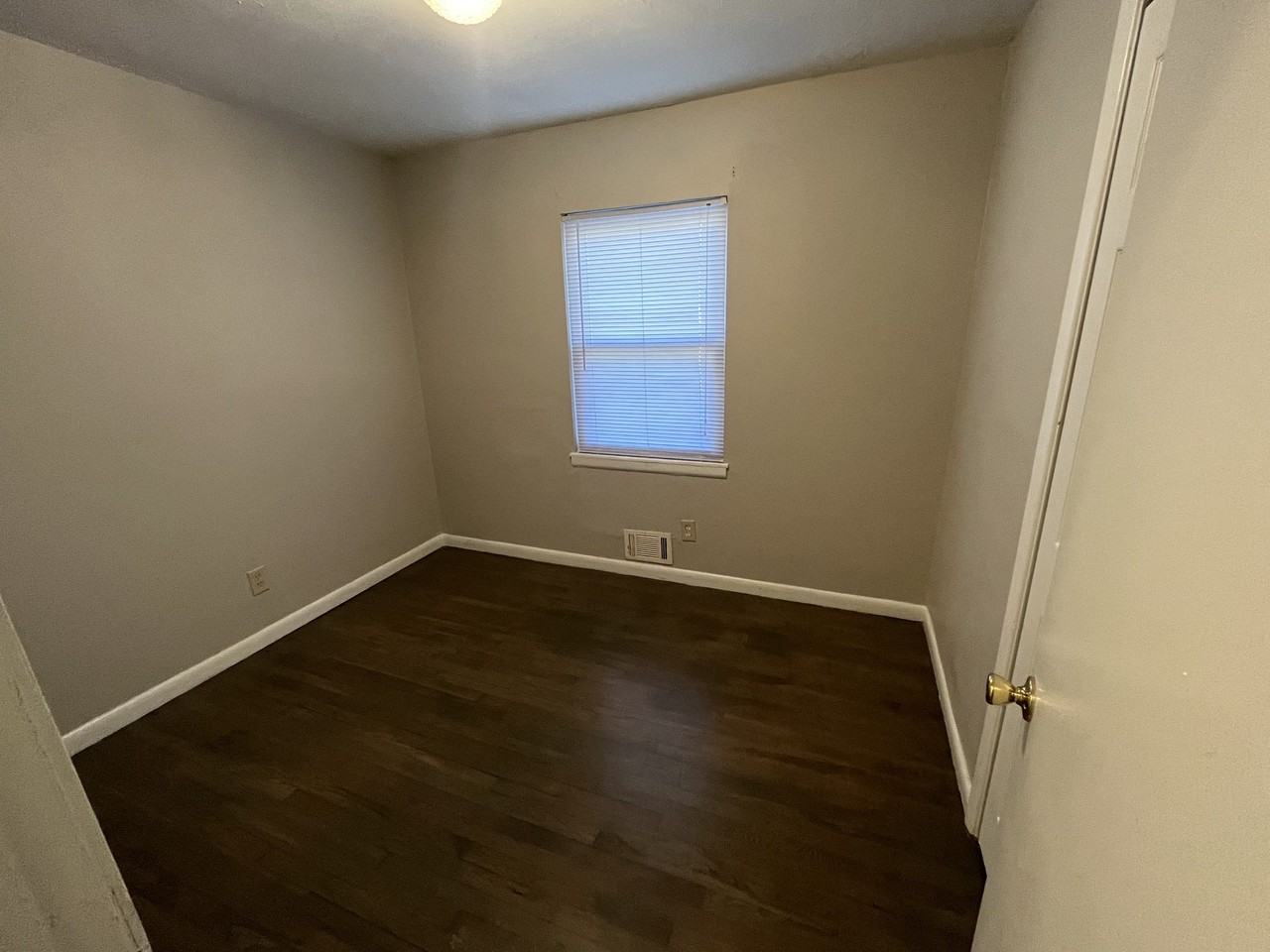 2806 Norgate Ln - Photo 5 of 12