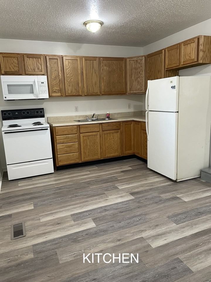 613 College Dr #C - Photo 2 of 14