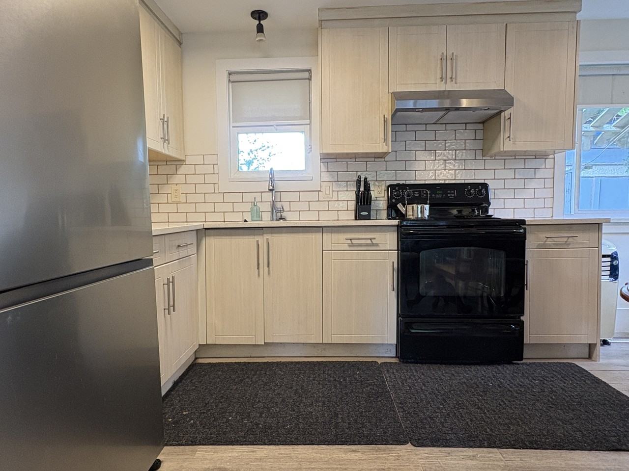 10695 137a St #1 - Photo 4 of 11