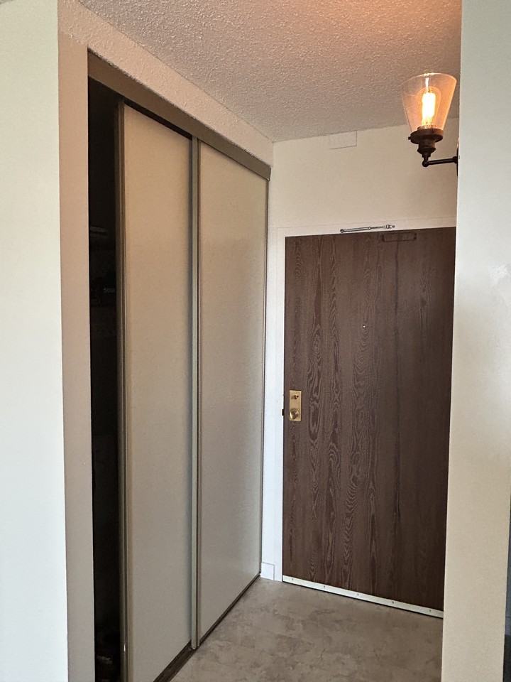 423 Tait Crt - Photo 2 of 18
