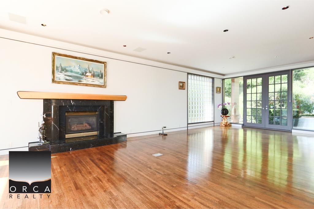 687 Beachview Dr - Photo 2 of 50