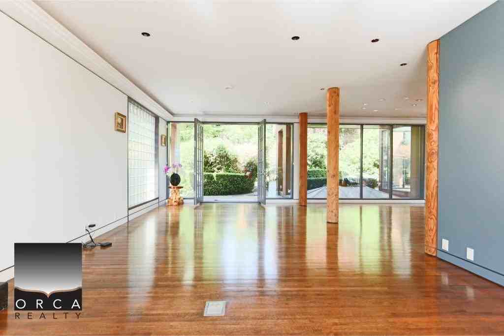 687 Beachview Dr - Photo 3 of 50