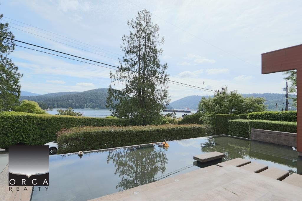 687 Beachview Dr - Photo 4 of 50