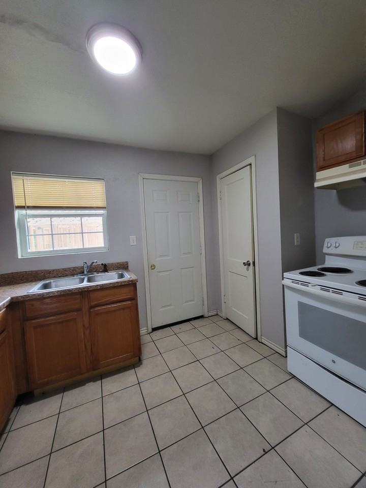 1613 Walton Walker Dr #A - Photo 2 of 19