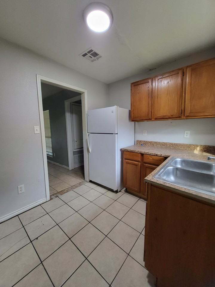 1613 Walton Walker Dr #A - Photo 3 of 19