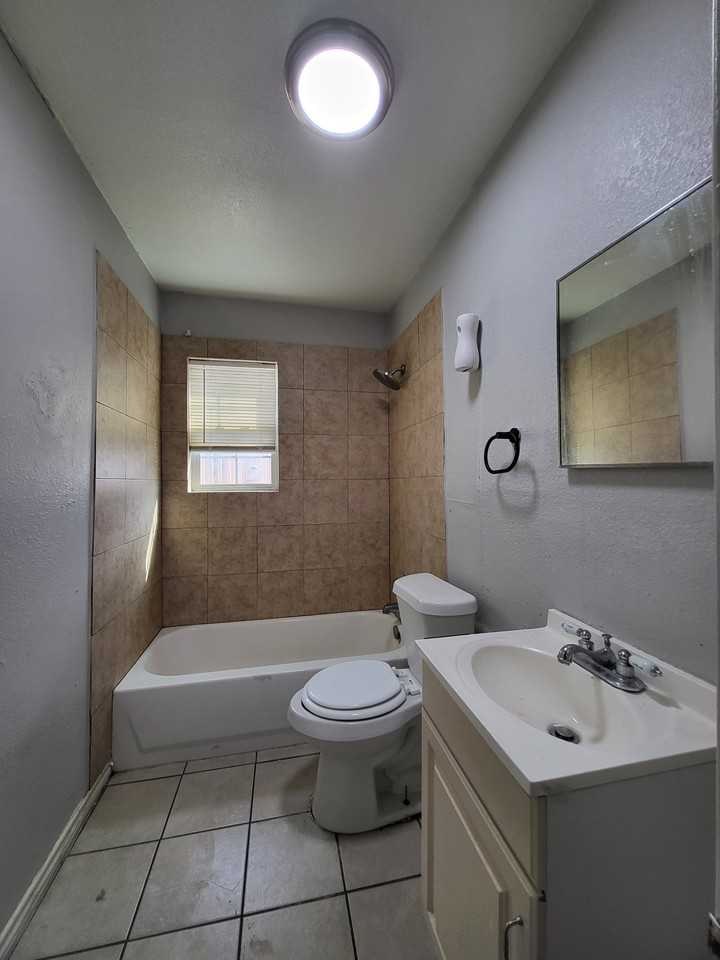 1613 Walton Walker Dr #A - Photo 4 of 19