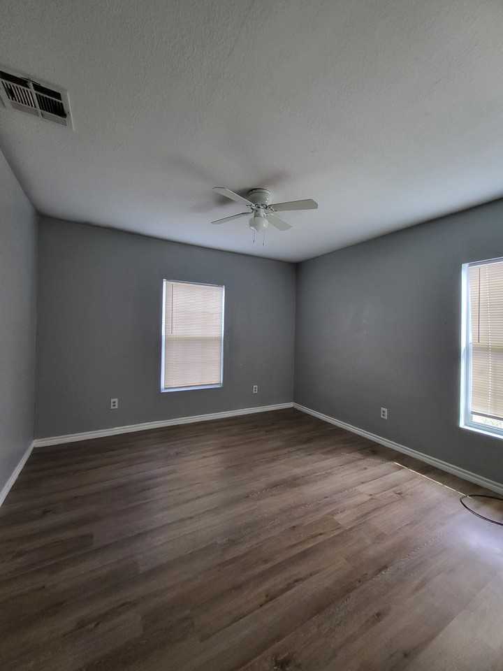 1613 Walton Walker Dr #A - Photo 5 of 19