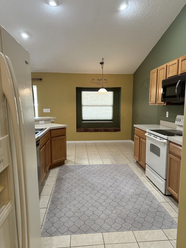 1129 Colonial Ave Se #1 - Photo 5 of 8