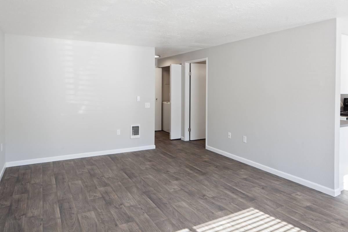 700 Sw Eastman Pkwy - Photo 4 of 22