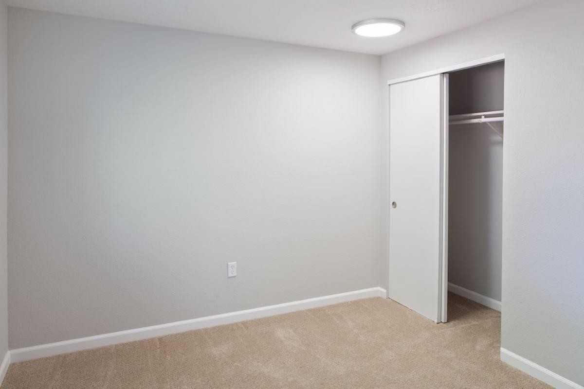 700 Sw Eastman Pkwy - Photo 7 of 22