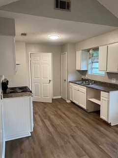 1431 Hickory St #1 - Photo 3 of 5