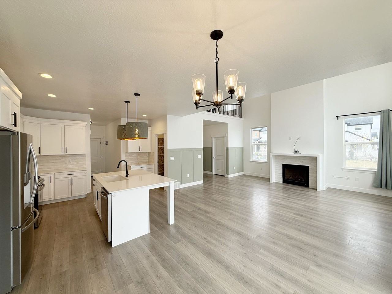 1467 W Holland Dr - Photo 4 of 21