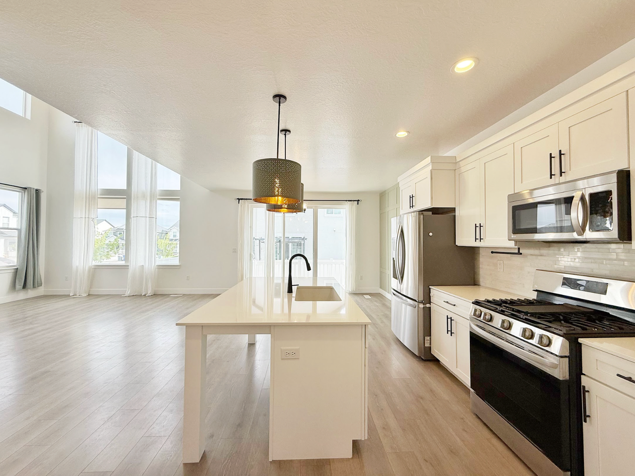 1467 W Holland Dr - Photo 5 of 21