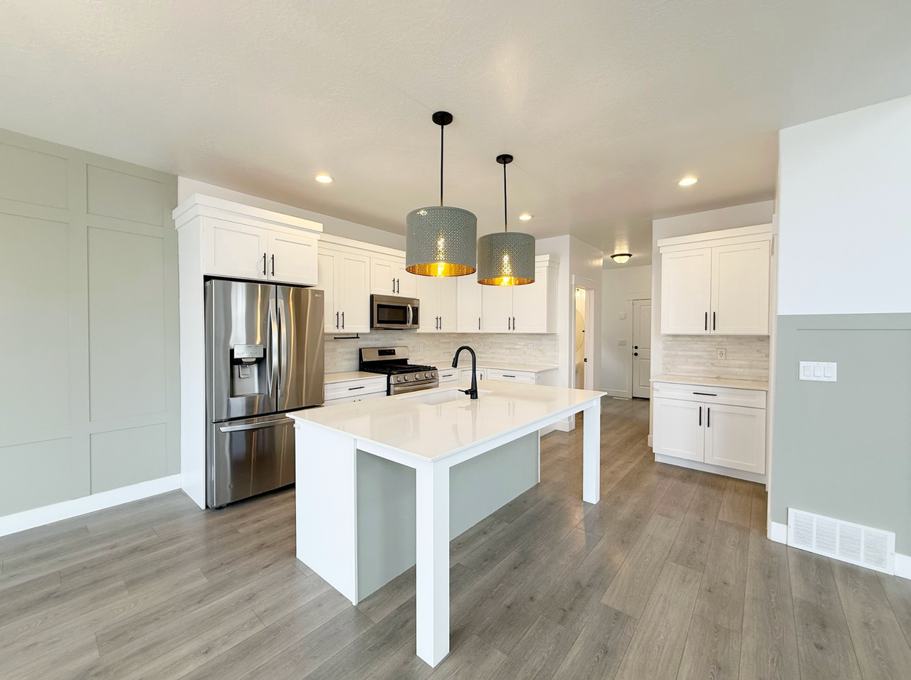 1467 W Holland Dr - Photo 3 of 21