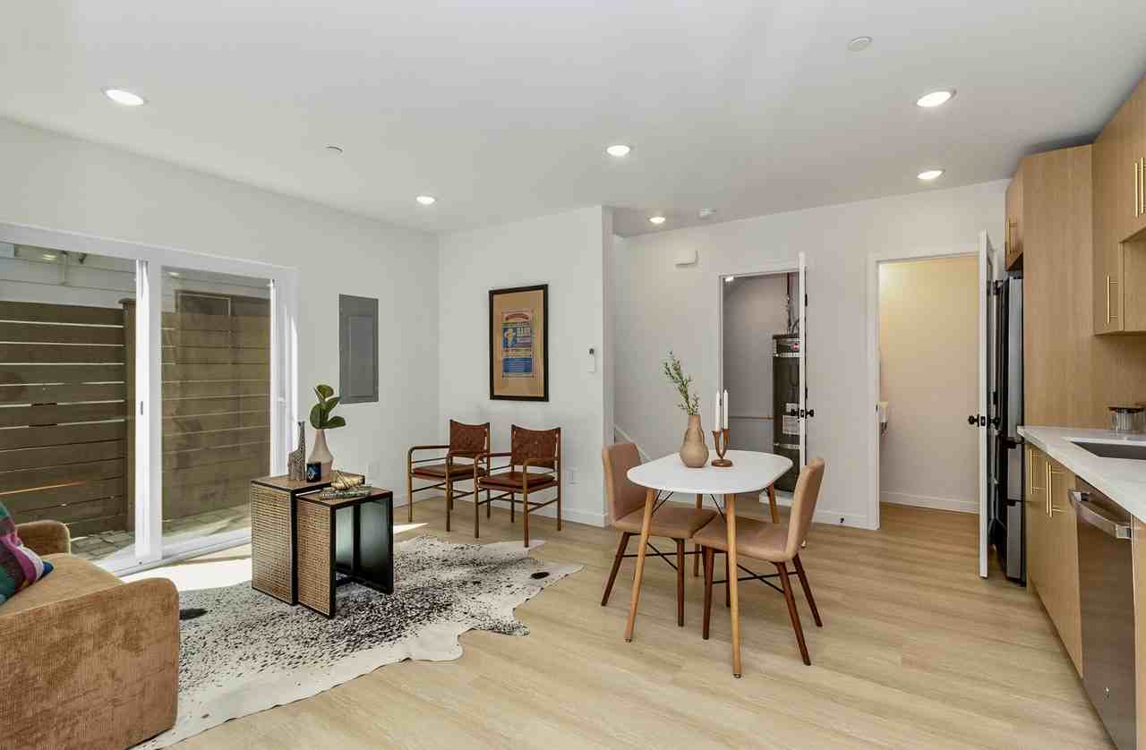 832 S Sullivan St #1 - Photo 4 of 28