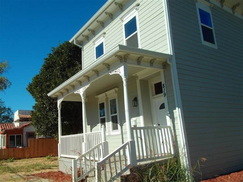 819 6th St #1 - Photo 2 of 10