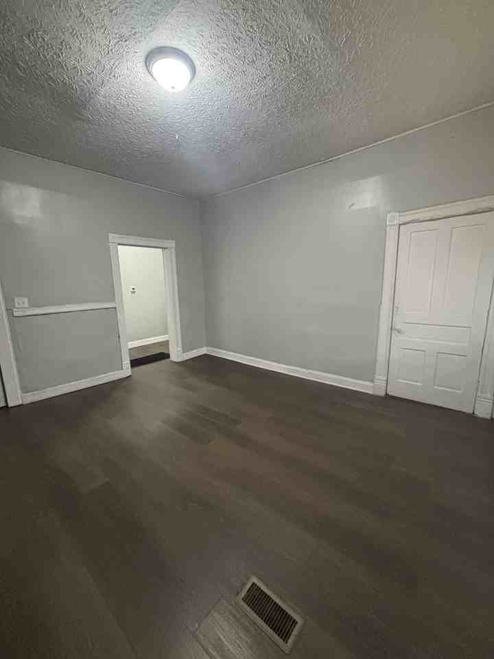 420 Montana Ave #1 - Photo 3 of 8