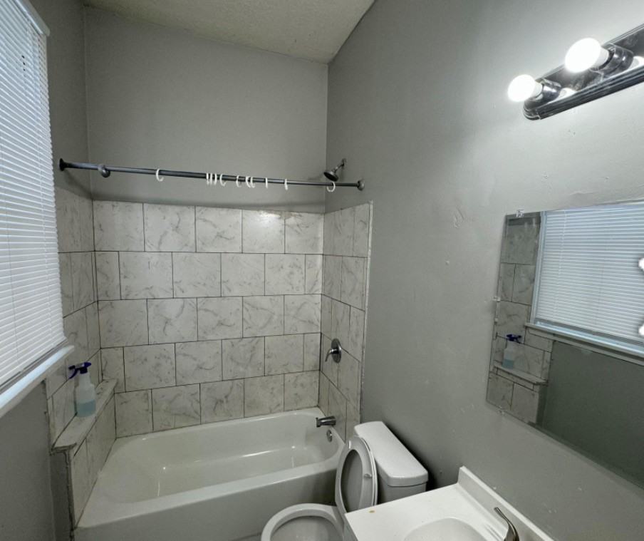420 Montana Ave #1 - Photo 4 of 8