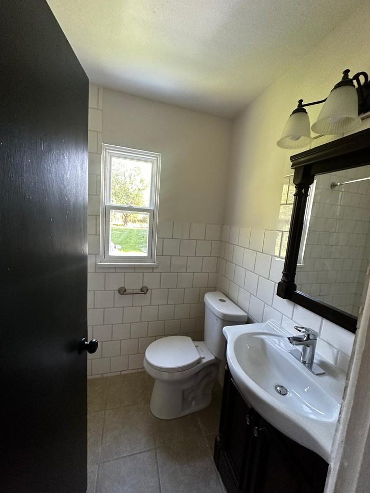 1729 W 12th St #1 - Photo 5 of 14