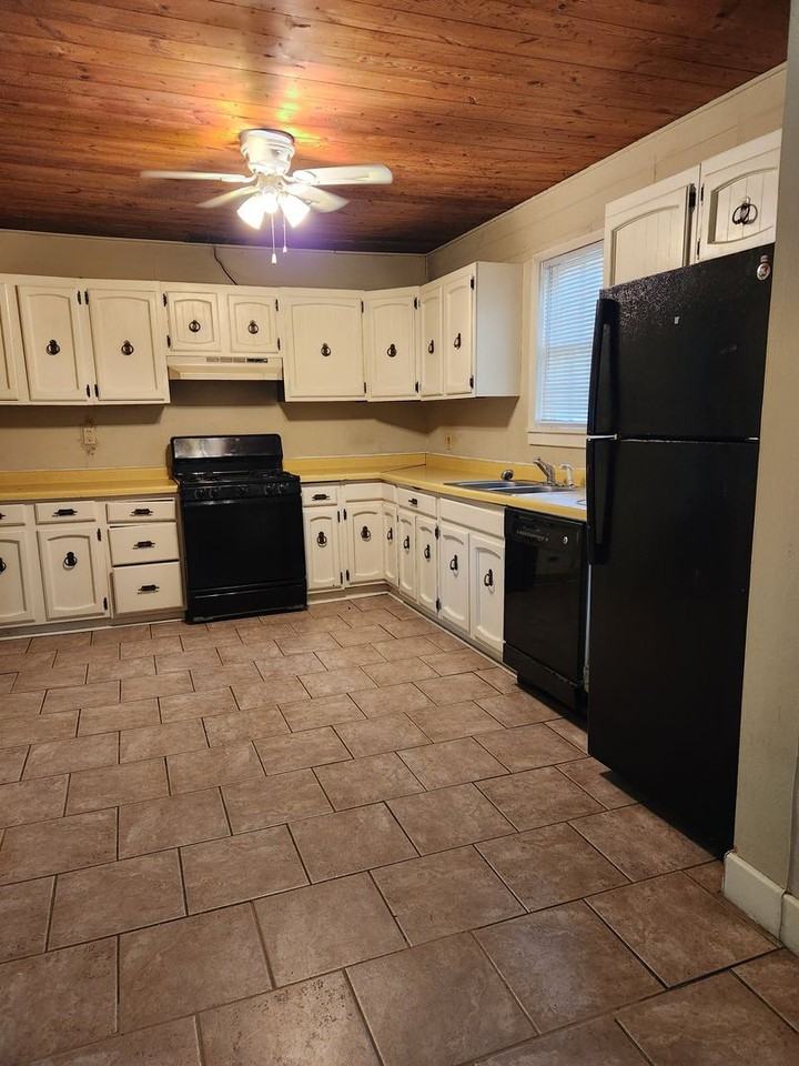 239 West Dr - Photo 7 of 9