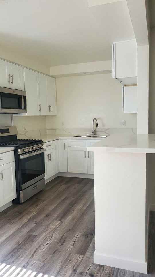 Walnut St. Apts. - Photo 7 of 13