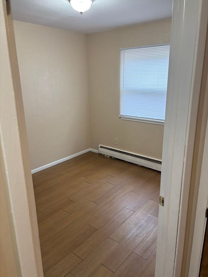 York Apartments - Photo 4 of 32